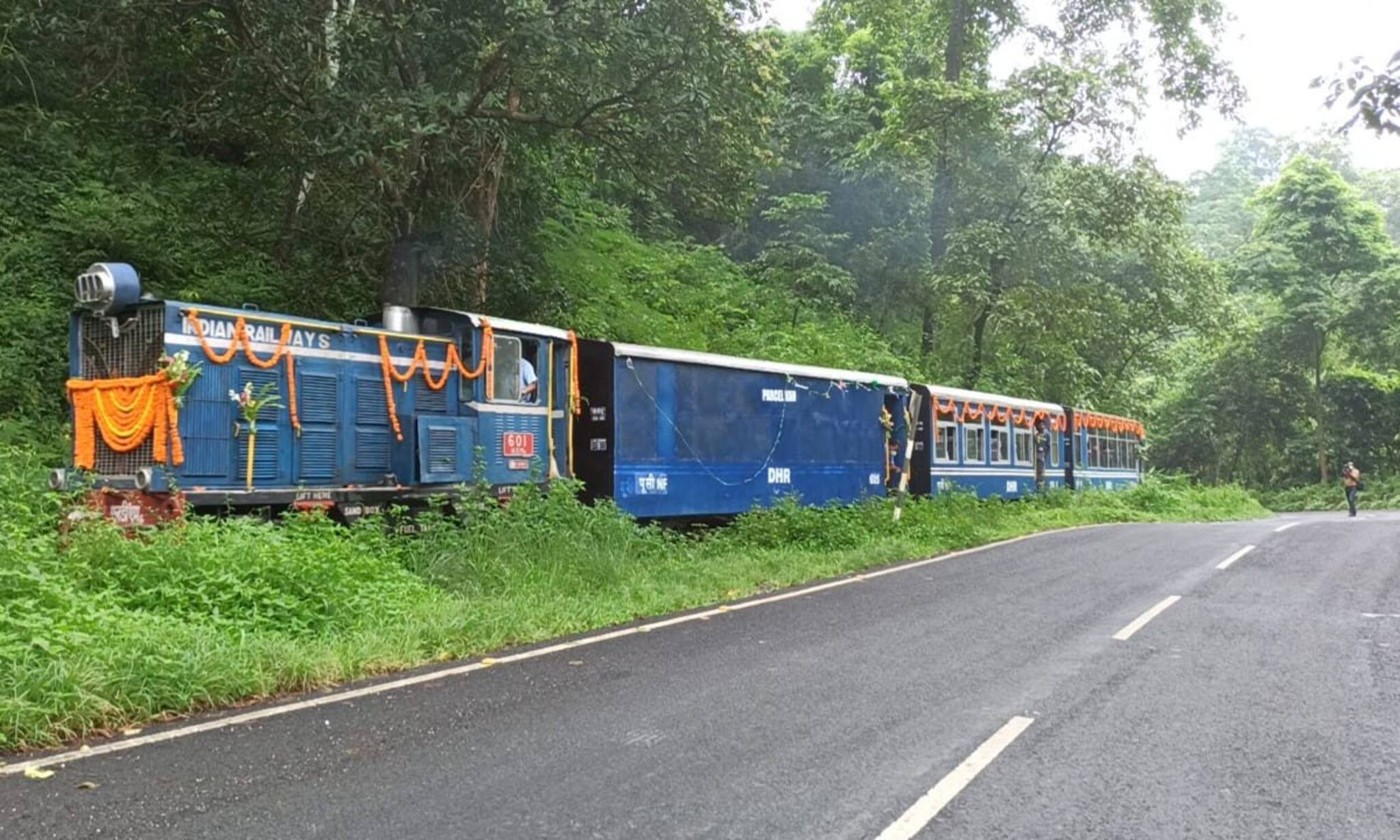 অবশেষে পর্যটকদের জন্য সুখবর ! দার্জিলিঙে পাহাড়ি পথের ধস সারিয়ে পাকদণ্ডী বেয়ে ফের ছুটল টয় ট্রেন