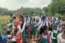 সবুজ সাথী সাইকেল নিয়ে মসৃণ পথের দাবিতে বিক্ষোভ পড়ুয়াদের