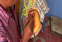 পর্যটকদের পথ চেয়ে দুর্গার মুখ এঁকে চলেছে বাগমুন্ডির মুখোশের গ্রাম চড়িদা