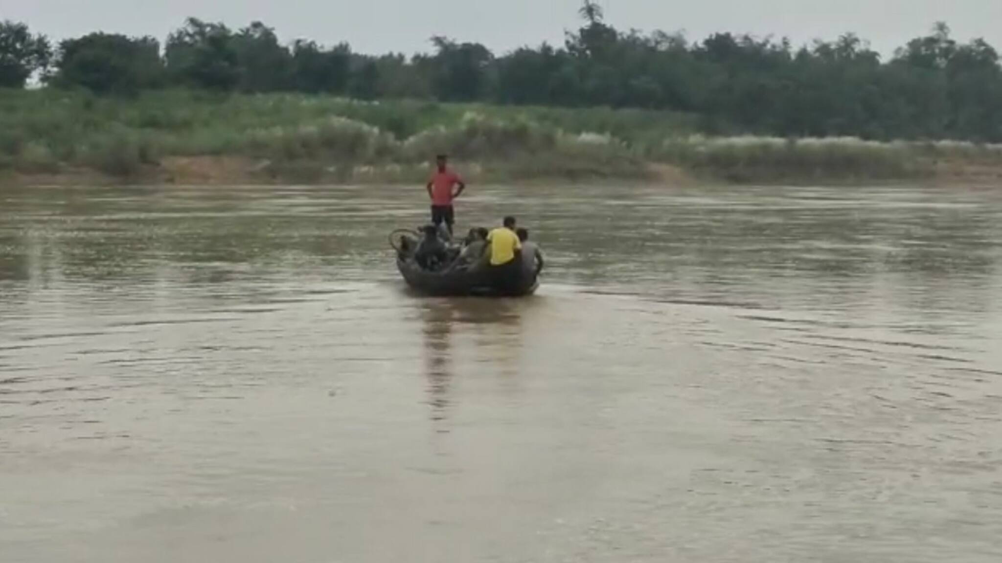 Birbhum News : বৃষ্টির জল বাড়তেই গাড়ির বদলে নামে নৌকা! ভোগান্তি মহঃবাজারে