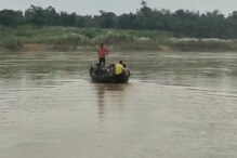বৃষ্টির জল বাড়তেই গাড়ির বদলে নামে নৌকা! ভোগান্তি মহঃবাজারে বৃষ্টির জল বাড়তেই গাড়ির বদলে নামে নৌকা! ভোগান্তি মহঃবাজারে