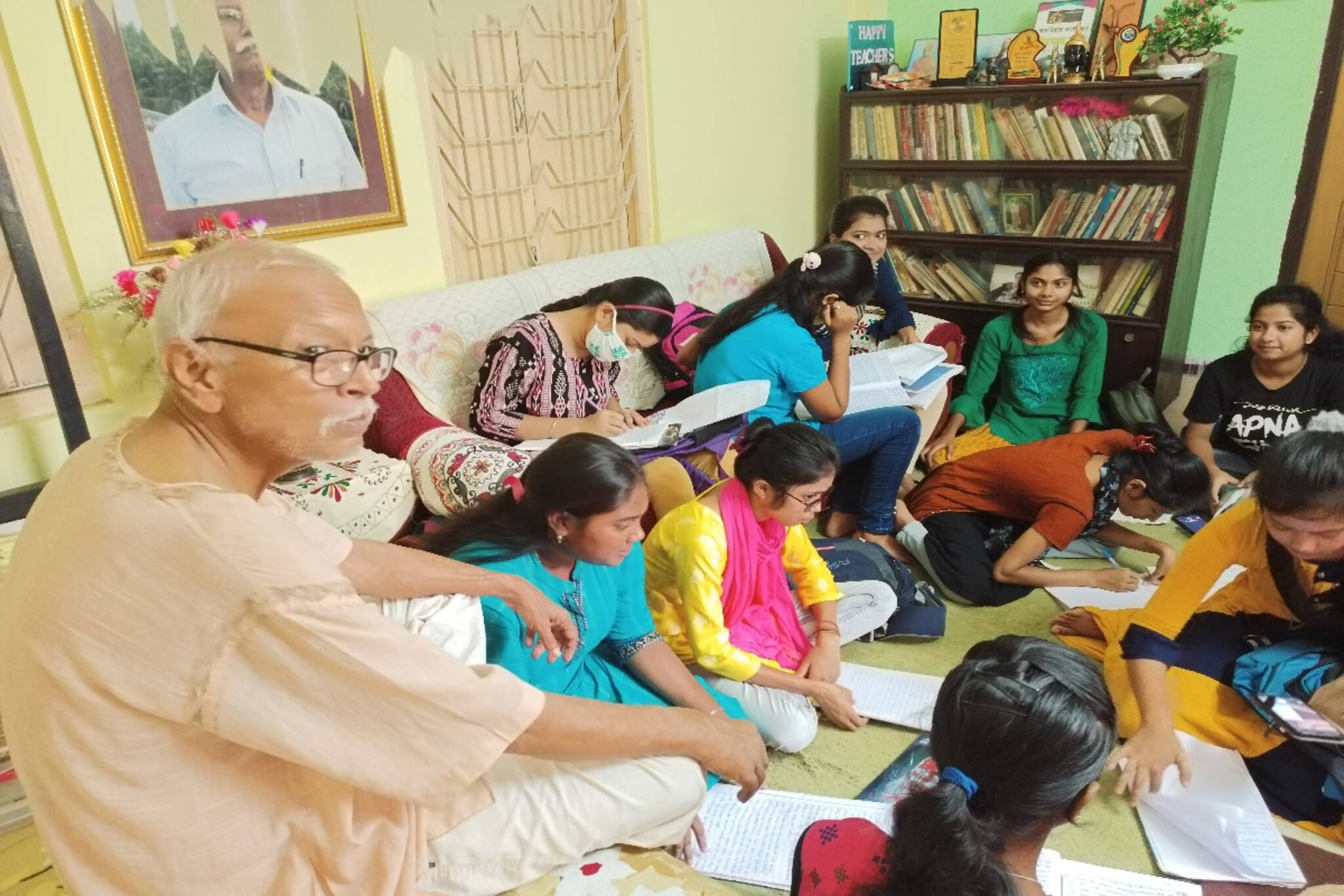 বিনা বেতনে পড়িয়েছেন ৭০০-র বেশি পড়ুয়াকে! এই শিক্ষক যেন মাসিহা