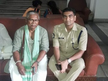 প্রিয় লেখকের সঙ্গে হঠাৎ দেখা আইপিএস আধিকারিকের