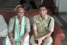 প্রিয় লেখকের সঙ্গে হঠাৎ দেখা আইপিএস আধিকারিকের