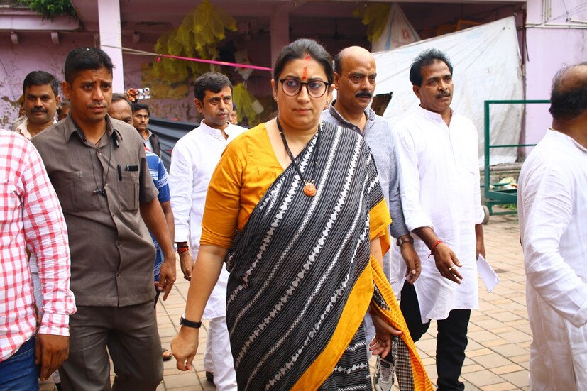 তিন দিনের সফরে রাজ্যে এসেছেন স্মৃতি ইরানি। প্রচন্ড প্যাকড সিডিউল তাঁর। ৭২ ঘণ্টার মধ্যে ২১ টি বৈঠক করার কথা রয়েছে মন্ত্রীর। সোমবার কলকাতা বিমানবন্দরে নেমে সকালেই সোজা চলে আসেন হুগলির শ্রীরামপুরের দলীয় কার্যালয়ে। সকাল থেকে রাত পর্যন্ত একাধিক কর্মসূচি রয়েছে। তবুও হাজারও ব্যাস্ততার মধ্যে তিনি সময় বার করে নিয়েছেন জগন্নাথ দেবের দর্শনের জন্য।