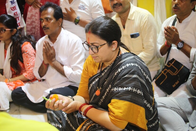মন্দিরের সেবাইত পিয়াল অধিকারী জানান, তিনি খুব আপ্লুত কেন্দ্রীয় মন্ত্রীর আগমনে। মন্দিরের খুঁটিনাটি বিষয় সম্পর্কে জানানো হয়েছে তাঁকে। একই সঙ্গে পুজো শেষে মন্ত্রীর কাছে তিনি অনুরোধ করেন যাতে শ্রীরামপুর স্টেশনটি মহেশ মন্দিরের আদলে তৈরি হয়। এই বিষয়ে স্মৃতি ইরানি আশ্বাসও দিয়েছেন সেবাইতকে।
