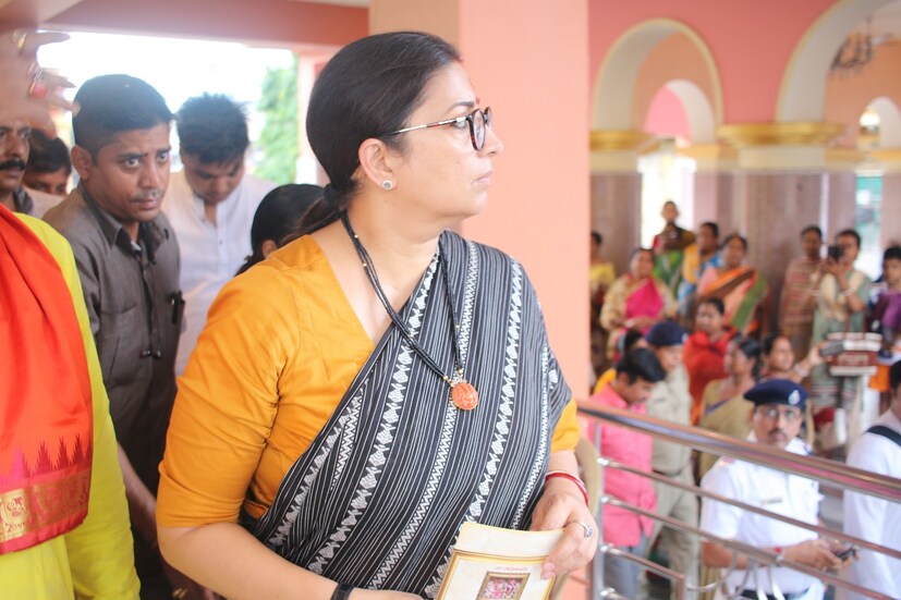 এইদিন বিকাল চারটে নাগাদ তিনি পৌঁছান জগন্নাথ মন্দিরে। রজনীগন্ধার মালা, বেনারসি শাড়ি দিয়ে বেদ মন্ত্র উচ্চারণ করেন স্মৃতি ইরানি। পুজোর শেষে মন্দিরের পক্ষ থেকে তার হাতে একটি মহেশ মন্দিরের জগন্নাথ দেবের ছবি উপহারস্বরূপ তুলে দেন মন্দিরের সেবাইত।