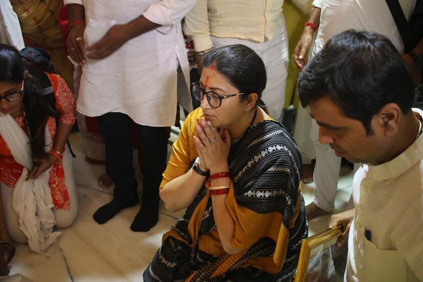 পুরীর পরেই স্থান রয়েছে মহেশের জগন্নাথ মন্দিরের। ৬২৬ বছরের পুরাতন এই মন্দিরে গর্ভ গৃহে বসে ভক্তি ভরে জগন্নাথ দেবকে পুজো অর্জন করলেন তিনি। মন্ত্রীর কাছে মন্দিরের পক্ষ থেকে একটি বিশেষ আবেদনও রাখা হয়। সেই সম্পর্কে পরবর্তীতে আলোচনার আশ্বাস দেন কেন্দ্রীয় শিশু ও নারী কল্যাণ মন্ত্রী স্মৃতি রানী।