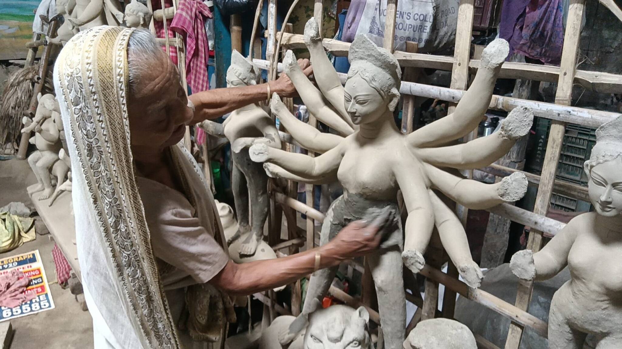 Malda News: ৯০ বছর বয়সেও গড়ছেন দুর্গা মূর্তি! কমলাদেবীর হাতেই সাজছে মৃন্ময়ী দুর্গা