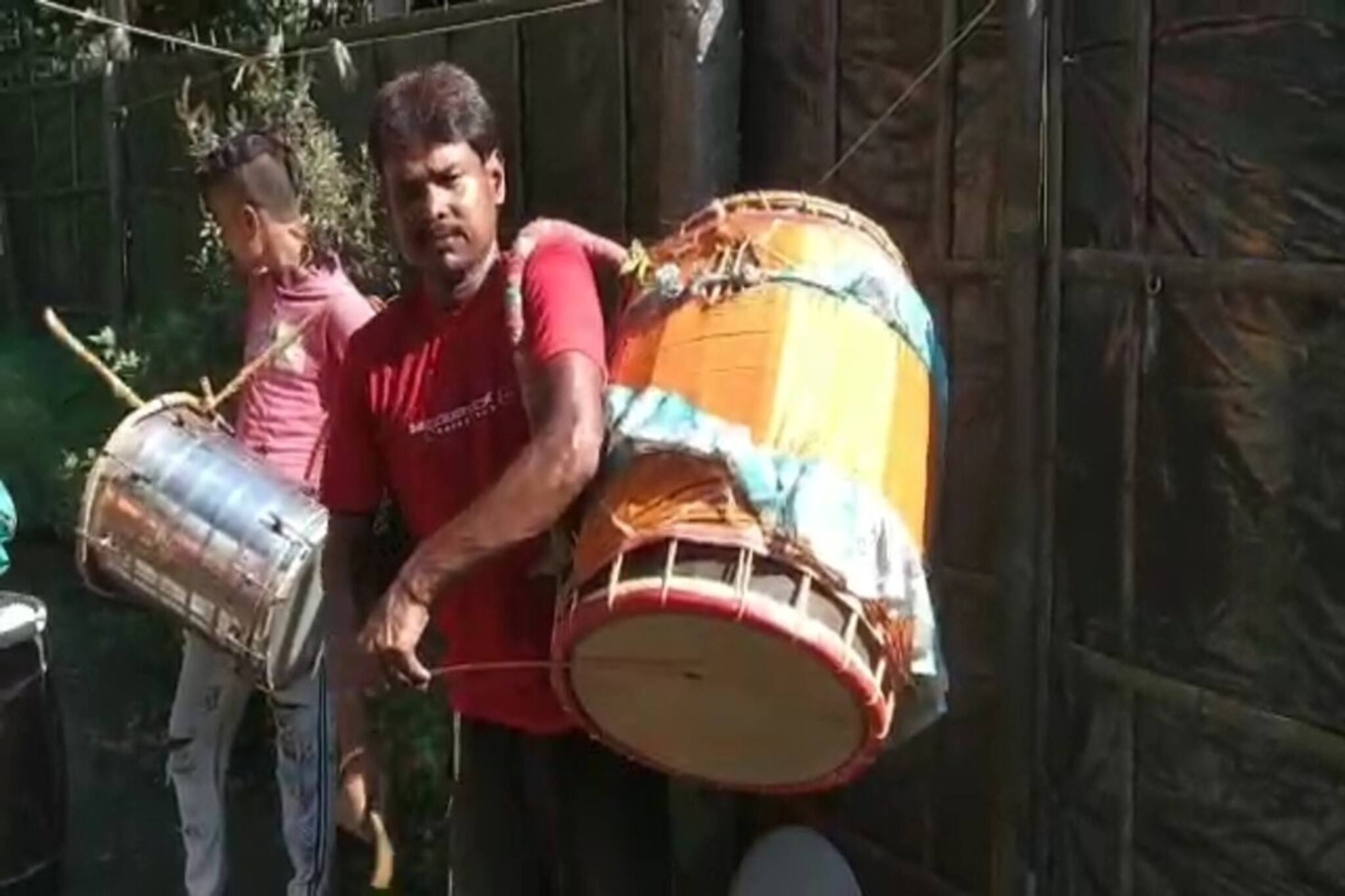 প্যান্ডেলে যাওয়ার অপেক্ষায় ঢাকিরা, চলছে মহড়া