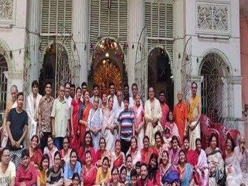 গঙ্গা দূষণ ঠেকাতে দুর্গাপুজোয় কলকাতার এক বনেদি বাড়ির ব্যতিক্রমী উদ্যোগ 