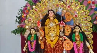 দুই সখী জয়া বিজয়ার সঙ্গে ধেনুয়া গ্রামের দেবী দুর্গা।