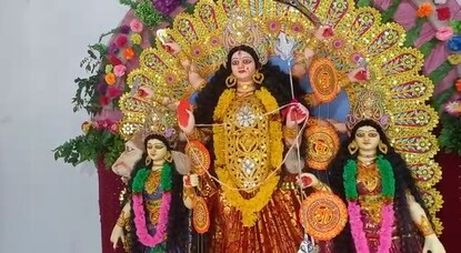 দুই সখী জয়া বিজয়ার সঙ্গে ধেনুয়া গ্রামের দেবী দুর্গা।
