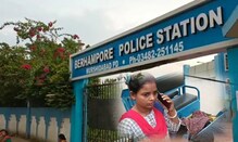 পোষ্য ছাগলকে বিষ খাইয়ে মেরেছে প্রতিবেশী, অভিযোগ জানিয়ে থানায় মহিলা পোষ্য ছাগলকে বিষ খাইয়ে মেরেছে প্রতিবেশী, অভিযোগ জানিয়ে থানায় মহিলা