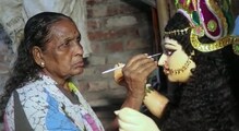 সংসার বাঁচাতে হাতে তুলে নেন মাটি, প্রৌঢ়ার হাতেই ফুটে ওঠে দশভুজার মৃন্ময়ী রূপ সংসার বাঁচাতে হাতে তুলে নেন মাটি, প্রৌঢ়ার হাতেই ফুটে ওঠে দশভুজার মৃন্ময়ী রূপ