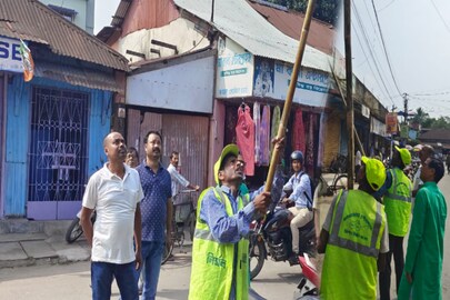 বেআইনি হোডিং পরিস্কার করল মাথাভাঙ্গা পৌরসভা