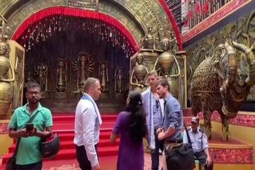 ঘুরে