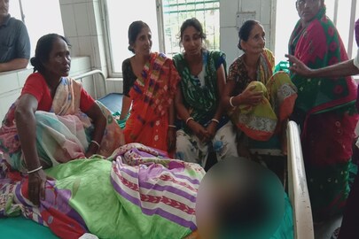মৃত এক মহিলাকে ঝাড়ফুঁক 