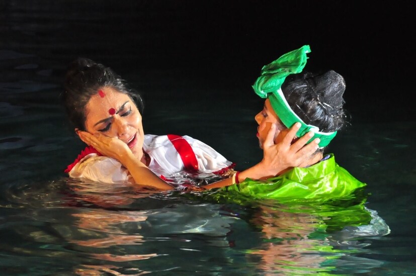 অনুষ্ঠানটি সম্পর্কে কথা বলতে গিয়ে ‘সারে জাহান সে আচ্ছা’-র পরিচালক শ্রীরঞ্জন সিনহা বলেন, “ওয়াটার ব্যালে-এর ধারণাটিই খুব অনন্য; আমরা অভিনয় এবং নাচের পাশাপাশি একটি গল্প দিয়ে এটিকে তুলে ধরেছি। অ্যান্ডারসন ক্লাব (আইএলএসএস) এই ধরনের শিল্পের পথপ্রদর্শক এবং এটি ১৯৫৭ সাল থেকে শুধুমাত্র ভারতে আমাদের সুইমিং পুলেই সঞ্চালিত হচ্ছে। এই বছর ভারতের স্বাধীনতার ৭৫তম বার্ষিকী, আমাদের ওয়াটার ব্যালের গল্পটি স্বাধীনতা আন্দোলন এবং স্বাধীনতা সংগ্রামীদের ত্যাগের উপর ভিত্তি করে নির্মিত।"