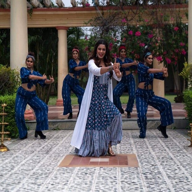 লিরিক্স করেন সৈকত চট্টোপাধ্যায়ের। জাতীয় পুরষ্কার বিজয়ী ইমন চক্রবর্তী এই গানে অভিনয় করেছেন। আজকের নারী এবং নারীশক্তি ও সব রকম কাজের ক্ষেত্রে তাঁরা অনেক বেশি সক্ষম এটাই তুলে ধরা হয়েছে এই গানে।