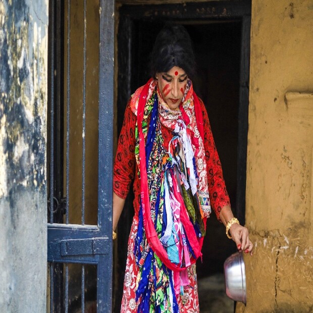 খানাকুলের শ্রীরামপুর গ্রামের একটি অঙ্গনওয়াড়ি কেন্দ্রের আইসিডিএস কর্মীও ওই কেন্দ্রের পড়ুয়ার অভিভাবকদের সামনে বহুরূপী সেজে ছড়া ও গানের মাধ্যমে বাল্যবিবাহ রোধ নিয়ে প্রচার করলেন তিনি। (তথ্য-- রাহী হালদার)