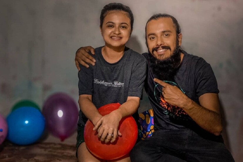 স্বামীকে এগিয়ে যেতে খুবই সাহায্য করেন তিনি৷ নিজে চাকরি করে ঘর চালিয়েছেন৷ 