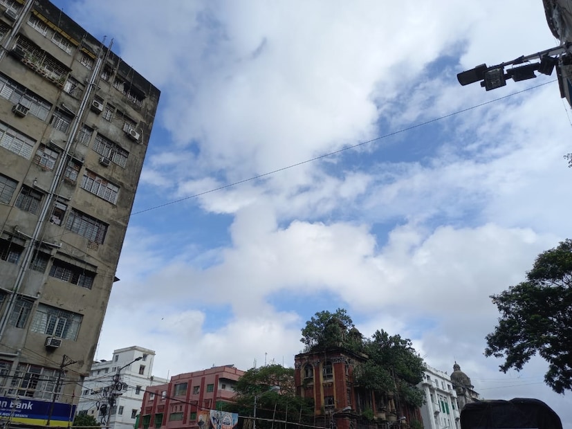 কলকাতায় আজ মেঘলা আকাশ। দু-এক পশলা বৃষ্টির সম্ভাবনা রয়েছে। হালকা থেকে মাঝারি বৃষ্টি হলেও ভারী বৃষ্টির সম্ভাবনা নেই কলকাতায়। আগামী ২৪ ঘণ্টায় তাপমাত্রা থাকবে ২৭ থেকে ৩২ ডিগ্রি সেলসিয়াসের মধ্যে। আজ, মঙ্গলবার সকালে কলকাতায় সর্বনিম্ন তাপমাত্রা ২৬.৫ ডিগ্রি সেলসিয়াস। স্বাভাবিকের থেকে যা এক ডিগ্রি বেশি। গতকাল, সোমবার বিকেলে সর্বোচ্চ তাপমাত্রা ছিল ৩১.৯ ডিগ্রি সেলসিয়াস। স্বাভাবিকের থেকে যা এক ডিগ্রি কম। বাতাসে আপেক্ষিক আর্দ্রতার পরিমাণ ৭১ থেকে ৯৩ শতাংশ। গত ২৪ ঘণ্টায় বৃষ্টি হয়েছে ৮.৮ মিলিমিটার।