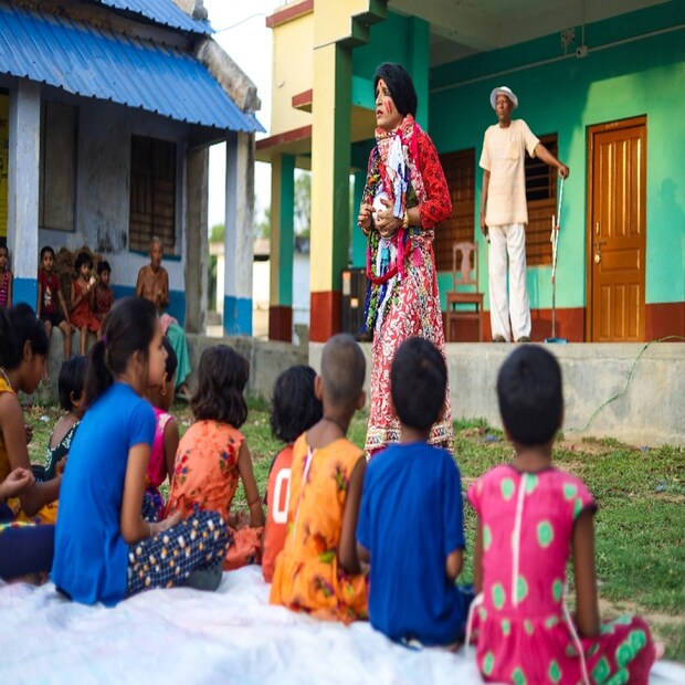 কখনও বীরভূম, কখনও পুরুলিয়া আবার কখনও মেদিনীপুর প্রান্তিক মানুষদের কাছে বহুরূপী সেজে তিনি বার্তা পৌঁছে দেন যাতে সমাজে বাল্যবিবাহ রোধ হয়। (তথ্য-- রাহী হালদার)