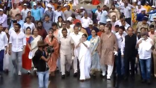 দুর্গাপুজোর শোভাযাত্রায় মমতা