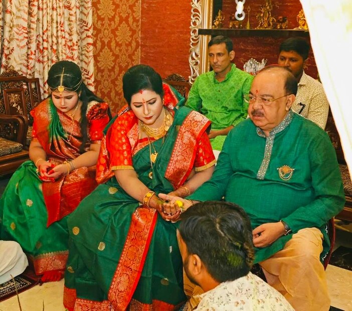 *গণেশ পুজোয় একে অপরের হাতে হাত রেখে সংকল্প করেছেন। একে অপরকে মিষ্টিমুখও করিয়েছেন। সেই সব ছবি জ্বলজ্বল করছে তাঁদের সোশ্যাল মিডিয়া হ্যান্ডেলে। 