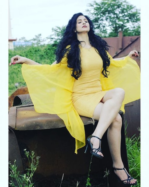 কিন্তু হাসিন জাহান কী করেন সেদিকেও নজর ছিল ফ্যানদের৷ তাঁদের নিরাশ করেননি সুন্দরী হাসিন৷ না স্বামীর জন্মদিনে কোনও পোস্ট ছিল না৷ তাঁর লাস্য মাখা সৌন্দর্য্যের বোল্ড ফটো ছিল ৷ হলুদ শর্ট পোশাকে খোলামেলা শরীরি বিভঙ্গ৷