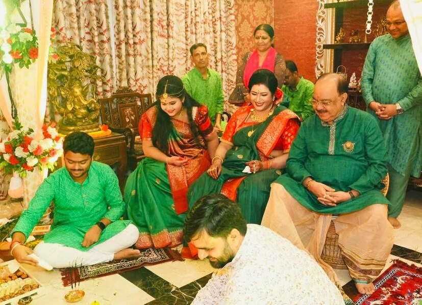 *এ দিন শোভন-বৈশাখীর সঙ্গে রঙ ইলিয়ে পোশাক পরেছিল একমাত্র কন্যা মহুলও। মায়ের মতো সেও এ সিন পরেছিল লাল পাড় সবুজ শাড়ি। মায়ের মতো মেয়েও সেজেছিল গয়নায়। 
