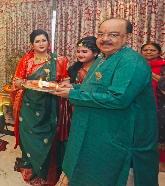 *গণেশ পুজোর আরতিরর সময়ে মেয়ের সঙ্গে বাবা-মা। 