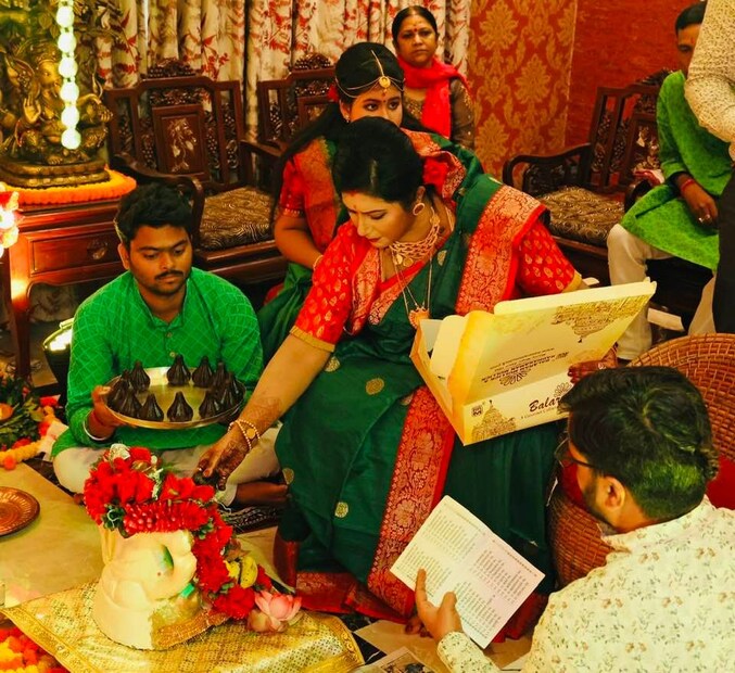 *গণেশকে লাড্ডু দিচ্ছেন বৈশাখী বন্দ্যোপাধ্যায়। 