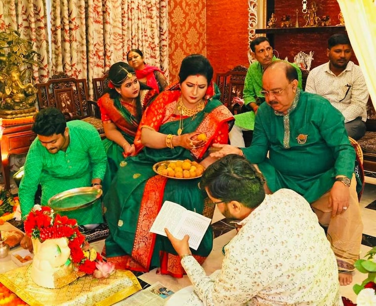 *পুজোর পরে শোভনের হাতে গণপতির প্রসাদ লাড্ডু তুলে দেওয়ার ছবি দেখা গিয়েছে বৈশাখী বন্দ্যোপাধ্যায়ের পোস্ট করা ছবির মধ্যে। 