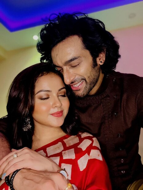 এই ব্যস্ততার মধ্যেও তিনি সময় কাটাচ্ছেন স্ত্রীর সঙ্গে৷ সেই ছবি তিনি সকলের সঙ্গে ভাগ করেছেন৷ কিছুদিন আগেই তিনি লুচি, আলুরদম আর রসগোল্লার ছবি পোস্ট করেছিলেন এবং তার সঙ্গে নিজেদের গভীর সম্পর্কের তুলনা করে খুনসুটিও করেন