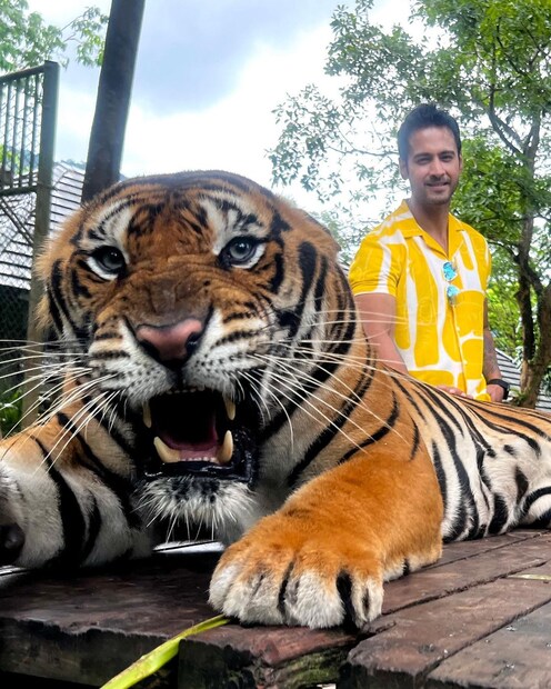 তবে ছবি তুলতে ভুললেন না যশও!  (photo source Instagram)