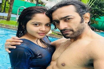 শাঁখা সিঁদুর পরে নবনীতা, স্যুইমিং পুলে আগলে রাখলেন মেদহীন জিতুকে! দুরন্ত ছবি