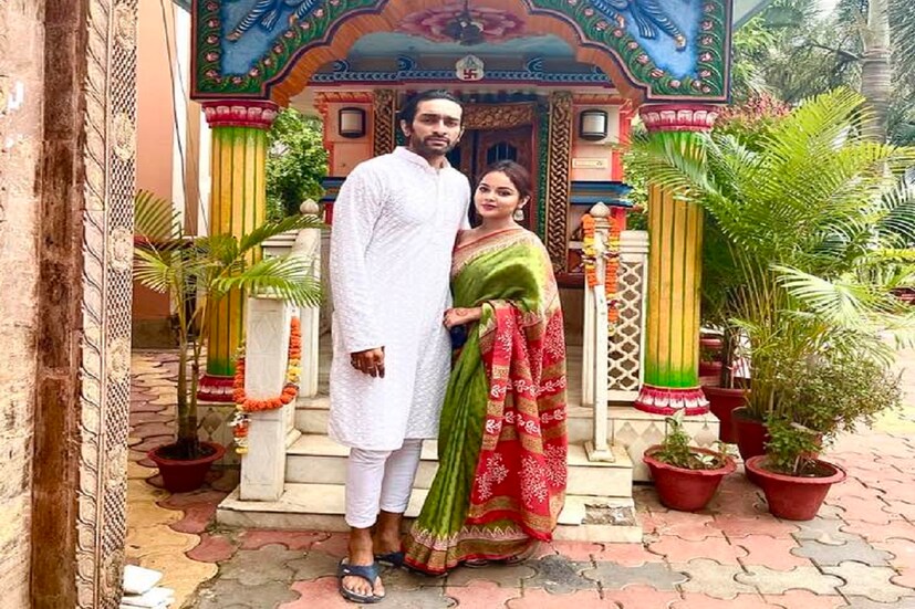 তাঁদের এই ছবি লাইক করেছেন প্রচুর নেটিজেন৷ একের পর এক এসেছেন কমেন্টও৷ কেউ জিতুর মেদহীন ঝরঝরে চেহারার প্রশংসা করেছেন৷ কেউ আবার এই জুটির তারিফ করেছেন৷ একজন লিখেছেন আমাদের সত্যজিৎ, আবার কেউ লিখেছেন আধুনিক সত্যজিৎ৷ নবনীতাও প্রশংসা পেয়েছে৷ এক ভক্ত লিখেছেন শাঁখা সিঁদুর কে আপনি মহিমান্বিত করেছেন, আজ কাল এমন হয় ই না বলবো! 