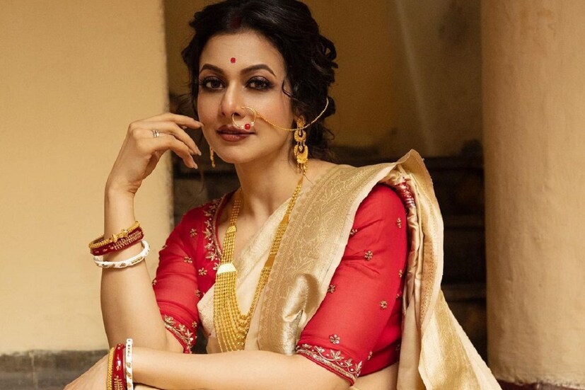 কোয়েল মল্লিকের বাড়ির পুজো। সাবেকিয়ানার সঙ্গে তারকাদের চাঁদের হাট বসে সেইখানে। কোয়েলকে পুজোর সময় সব সময় দেখা যায় নিজের বাড়িতে সময় কাটাতে। 