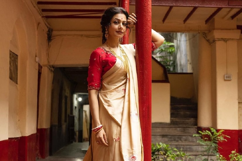 বনেদি বাড়ির দেওয়ালের রঙে মিশে গিয়েছে অভিনেত্রীর পোশাকের রং।  ফোটোশ্যুটের কমেন্টে প্রশংসার ঝর। তাঁর পোস্টে কমেন্ট করেছেন সাংসদ, অভিনেত্রী নুসরত জাহান, লিখেছেন, 'U look Divine'। অর্থাৎ কোয়েলের এই বেশে যেন স্বর্গীয়...।