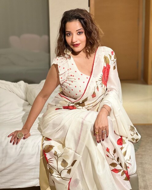 এই বিষয়টি ভোজপুরী অভিনেত্রী মোনালিসা অত্যন্ত সচেতন ভাবেই জানেন ৷ তাই তিনি শাড়ি পরেই ঝড় তুলেছেন সোশ্যাল মিডিয়ায় ৷ ছবি সৌজন্যে ইনস্টাগ্রাম ৷ 