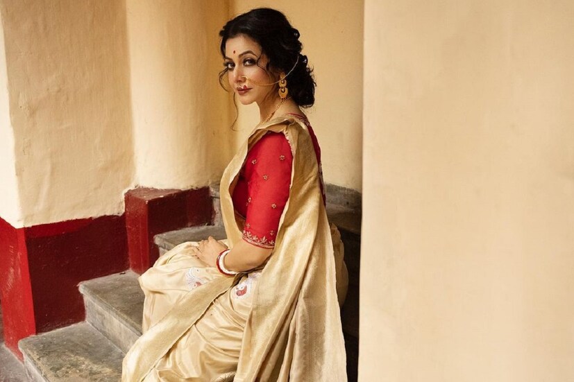 আর এই সময়টা বাবা রঞ্জিত মল্লিক ও মায়ের সঙ্গে নিজের বাড়ির পুজোতেই কাটান কোয়েল। এ বছর তাঁর সঙ্গী ছেলেও। সেই সব কিছু মুহূর্তের ছবি সোশ্যাল মিডিয়ায় শেয়ার করেছেন কোয়েল। 