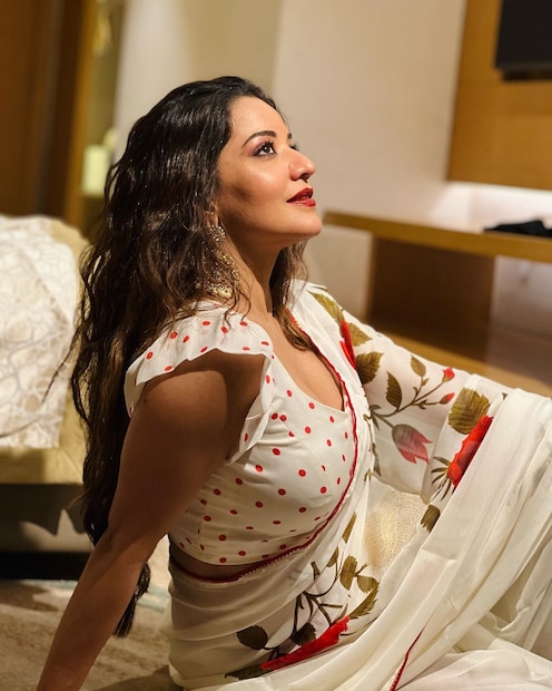 মোনালিসার এই শাড়ি ৩ হাজার টাকার বেশি কিন্তু এই মুহূর্তে ১১০০ টাকাতেই পাওয়া যাবে শাড়ি ৷ অনলাইনেও এই শাড়ি বিরাট ঝড় তোলে ৷ দুরন্ত ও দুর্বার গতিতে ভাইরাল হয়েছে ৷ ছবি সৌজন্যে ইনস্টাগ্রাম ৷ 