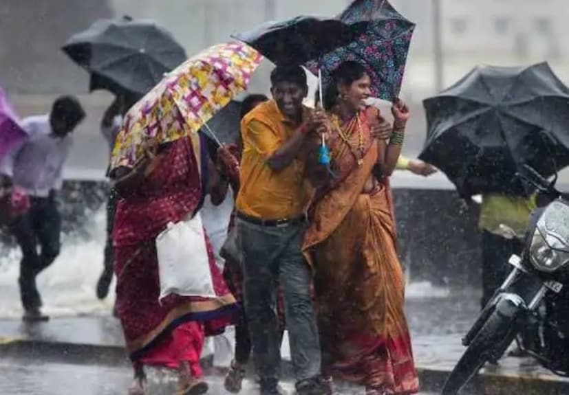 উত্তরবঙ্গে হালকা থেকে মাঝারি বৃষ্টি চলবে সব জেলাতেই। দার্জিলিং এবং কালিম্পং জেলায় আগামী ৪৮ ঘণ্টায় ভারী বৃষ্টির সম্ভাবনা রয়েছে কয়েক পশলা। মালদহ, উত্তর দিনাজপুর ও দক্ষিণ দিনাজপুর, নীচের দিকে এই তিন জেলায় ১৩ ও ১৪ সেপ্টেম্বর অর্থাৎ মঙ্গল ও বুধবার বিক্ষিপ্তভাবে ভারী বৃষ্টির সম্ভাবনা বা বৃষ্টি বেশি হওয়ার সম্ভাবনা রয়েছে। Representative Image