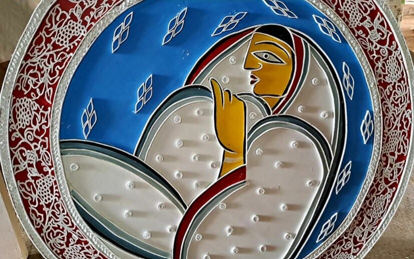 ১০০ ফুট দৈর্ঘ্য ও প্রস্থের একটি বিশাল আকৃতির দোতালা দালান মাটির বাড়ির আদলে মণ্ডপ তৈরি করা হচ্ছে। দেওয়ালজুড়ে ফুটিয়ে তোলা হচ্ছে যামিনী রায়ের শিল্পকর্মের চালচিত্র।দেবী এবার নৌকায় আগমন করছেন। সেজন্য বাড়ির উঠান সাজানো হবে নৌকো দিয়ে।(ছবি ও লেখা: Saikat Shee)