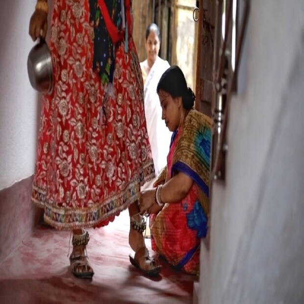পরনে লাল ঘাগড়া, হাতে চুড়ি, পায়ে ঘুঙুর, মাথায় পটচুল মাচপুর প্রাথমিক বিদ্যালয়ের প্রধান শিক্ষক তখন গোলাপ সুন্দরী। বাল্যবিবাহ রোধের প্রচারে রাজ্যের নানান প্রান্তে পৌঁছে যান তিনি। (তথ্য-- রাহী হালদার)