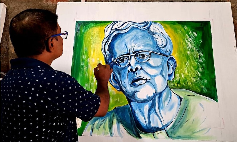 যামিনী রায়ের পটের মুখের আদলে দুর্গা প্রতিমা বসবে মণ্ডপে। মণ্ডপসজ্জার কাজ করছেন মহিষাদলের শিল্পী চন্দন মাইতি। এক শিল্পীর তুলিতেই আর এক প্রখ্যাত শিল্পীর ছবি প্রতিরূপ তৈরি হচ্ছে।(ছবি ও লেখা: Saikat Shee)