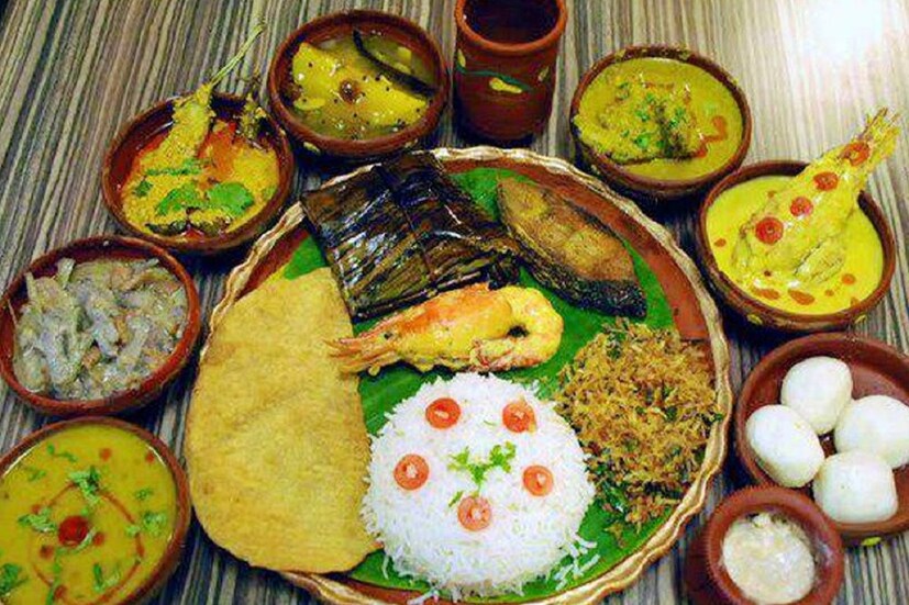 ভাতের উপরের বাম দিকে, চাটনি, দই সহ পাপড় বা সালাদ পরিবেশন করুন। তা ছাড়া গুড় দিয়ে তৈরি খাবার, আচার বা হালুয়ার মতো মিষ্টান্ন ভাতের সামনে পরিবেশন করতে হবে। আরেকটি অপরিহার্য জিনিস যা ভাতের সামনে অবশ্যই পরিবেশন করতে হবে তা হল লেবু এবং নুন।
