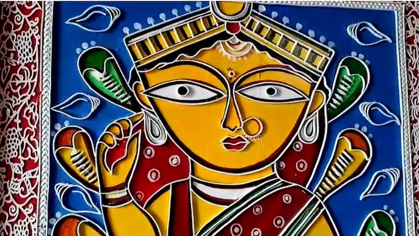 শিল্পী বলেন, "৬ ফুট বাই ৪ ফুট প্লাইউড বোর্ডের উপর ক্যানভাসের মতো করে যামিনী রায়ের ৫০টি বিখ্যাত ছবির প্রতিরূপ আঁকা হয়েছে। এছাড়া ফোমের উপর আরও শতাধিক ছোট ছোট ছবি আঁকা হচ্ছে।" প্রতিবারই নবতারার পুজোর বড় আকর্ষণ বর্ণাঢ্য শোভাযাত্রা সহ কুমারী দেবীর পরিক্রমা এবং পুজো। ঘোড়ার গাড়িতে চেপে মণ্ডপে আসেন কুমারী মা। (ছবি ও লেখা: Saikat Shee)